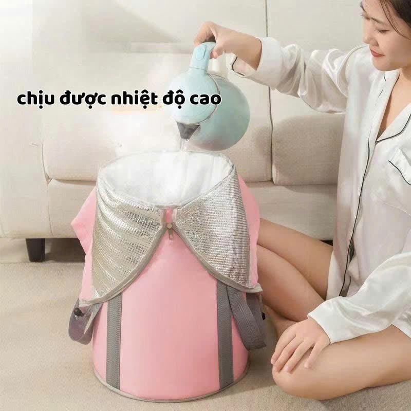 Đổ nước nóng từ ấm đun vào túi